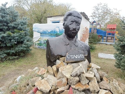 "А за пам’ятником — мавзолей?": моторошний бюст Сталіну на тлі туалету в Росії вразив мережу (фото)