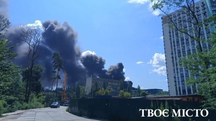 Над місцем загоряння підіймається густий дим