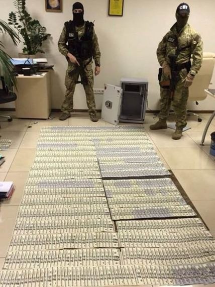 Прокуратура изъяла у чиновников тысячи долларов и драгоценности