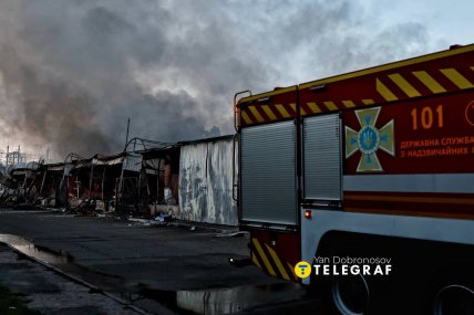 Густий дим здіймається над ринком Почайна після ракетної атаки