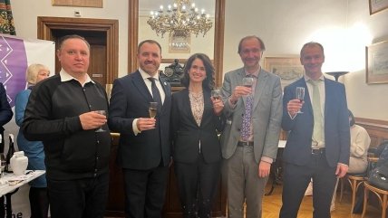 виноделы с бокалами