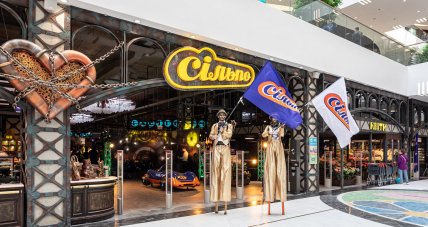 Інтер'єр магазину заповнений різноманітними деталями