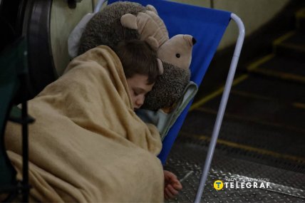 Мальчик спит в метро из-за обстрела Киева