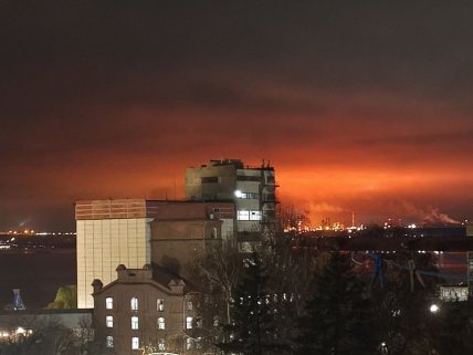 Заграва на НПЗ у Саратові після вибухів