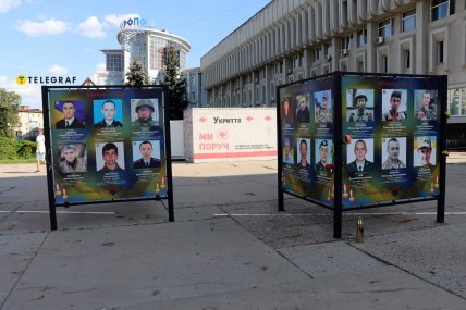 Аллея памяти погибших военных на площади Независимости в Сумах 2025