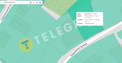 На кадастровой карте видно, что здание стоит на двух участках