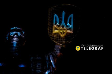 Лазерно-світлове шоу на монументі Батьківщина-Мати у Києв