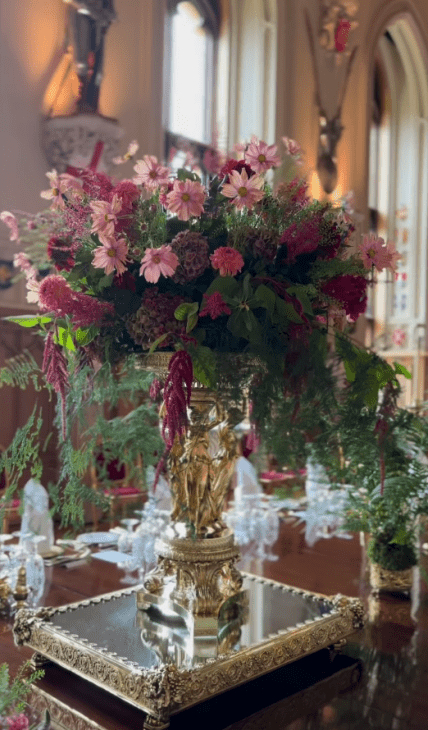 Цветы украшали весь стол