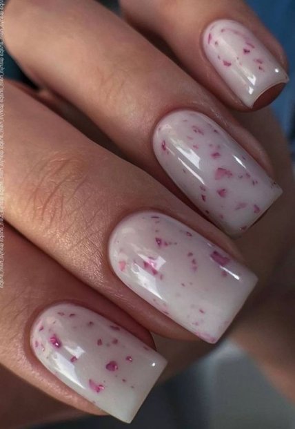 Трендовый маникюр с поталью