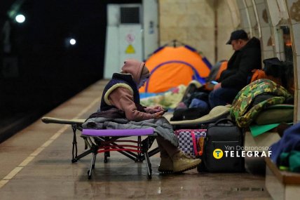 Киевляне прячутся в метро от российских обстрелов 24 января