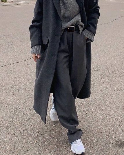 Кроссовки и серое пальто стиль