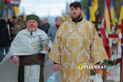 Провідна неділя на Лісовому кладовищі в Києві