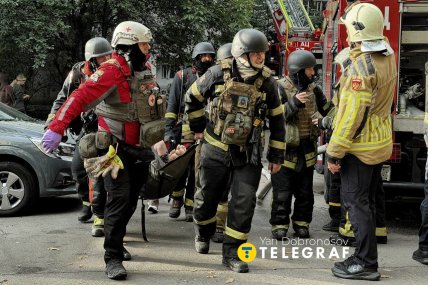 Рятувальники несуть постраждалого