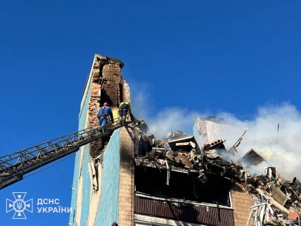 Триває рятувальна операція на місці удару РФ по Тернополю