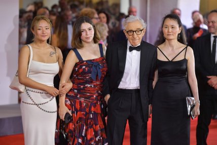 87-річний Вуді Аллен із дружиною та доньками