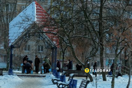 До бюветів вибудовуються величезні черги