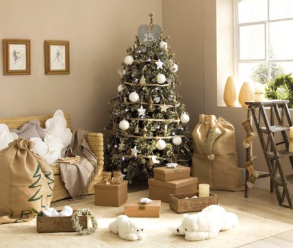 красивая елка в углу комнаты