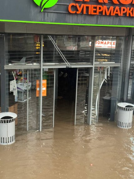 Приміщення сумермаркету постраждало від потопу в Одесі