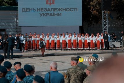 На площади звучали украинские народные песни