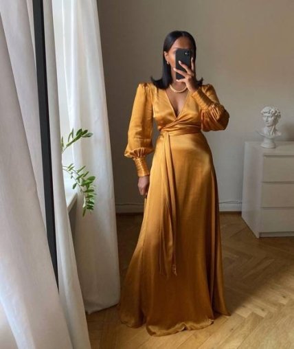 Сукня з атласу