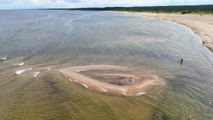 Отмель пикантной формы на побережье Балтийского моря