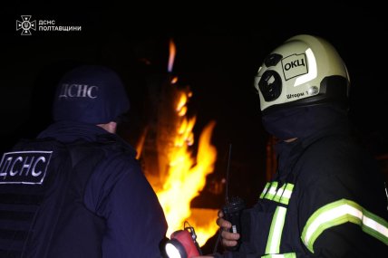 Спасатели ликвидируют пожар из-за удара РФ по Полтавской области