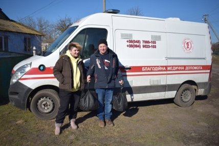 Ирина Стасюк  рядом с машиной благотворительной медицинской помощи