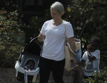 Дети Шарлиз Терон попали в объектив папарацци