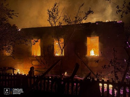 Пожар после атаки РФ на Сумщине