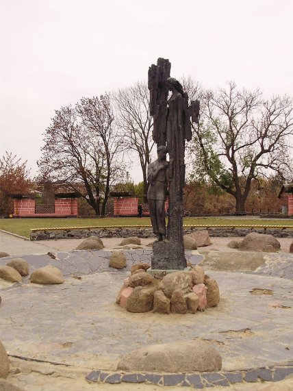 Фонтан в сквере над рекой Случь