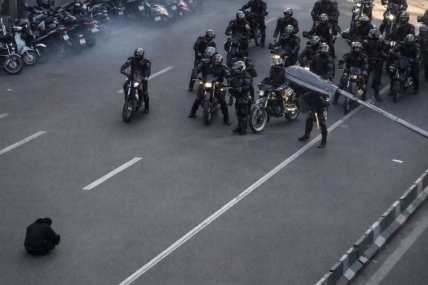 Протестующий в Иране