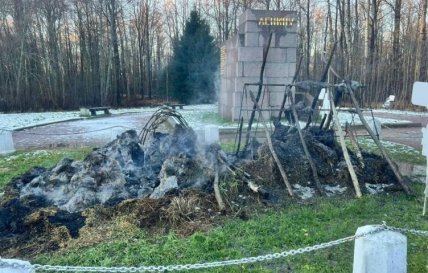 Під Петербургом згоріла "хатина дідуся Леніна": легендарного куреня вже немає (фото)