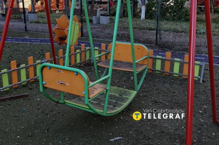Детская площадка рядом с местом попадания