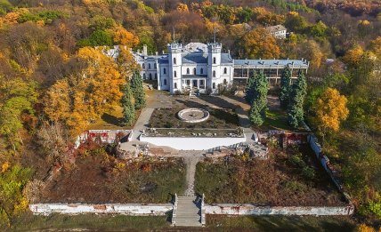 Шаровский дворец в Харьковской области с высоты