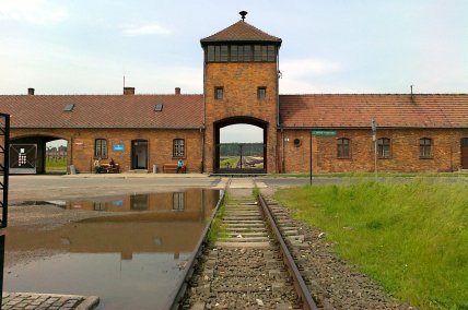 У Нідерландах відкрили супермаркет, схожий на Освенцим (фото)