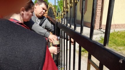 После службы местные опечатали церковь и территорию святыни