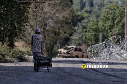 Місцева мешканка з візком. Фото: Ян Доброносов "Телеграф"