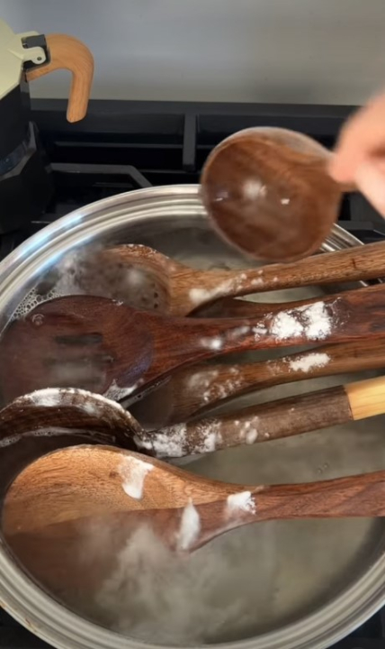 Деревянные ложки засыпали содой