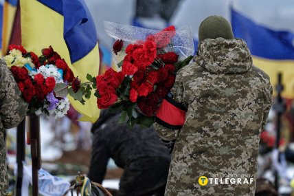 Сине-желтые флаги над могилами