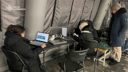 Пункт незламності ДСНС в Києві в січні 2026, люди заряджають телефони та працюють