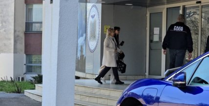 Жена Луческу Нелли и внучка Марилу прибыли в больницу