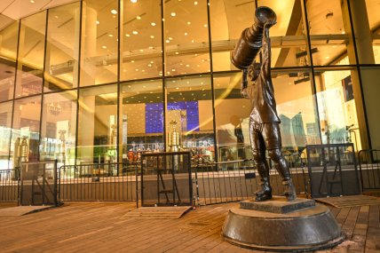 Статуя Уэйна Гретцки на входе на стадион Эдмонтона