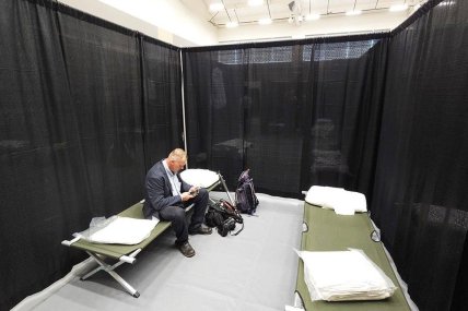 Російських журналістів в Анкориджі розмістили на розкладачках