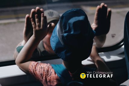 Військовий прощається з дитиною на вокзалі у Краматорську