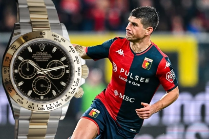 Годинник Rolex із чорним циферблатом і двоколірним браслетом поруч із футболістом у червоно-синій формі