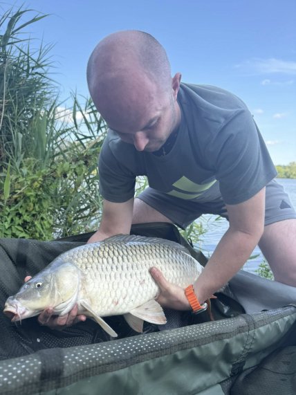 Мужчина в Кривом Роге поймал карпа