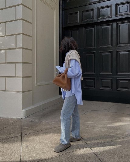 голубая рубашка на девушке