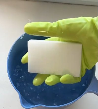 Меламінову губку потрібно просто намочити в холодній воді