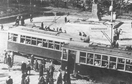 Трамвай на Центральній площі у Чернівцях