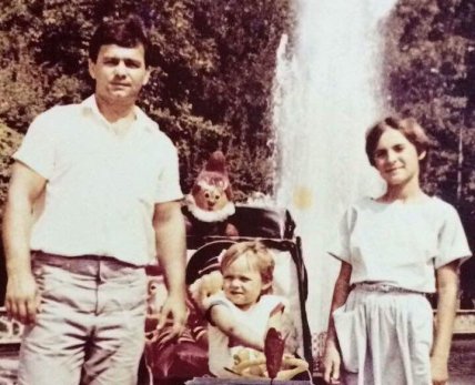 Усик з батьками в дитинстві